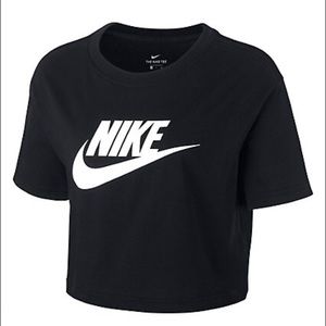 Nike Sportswear Essential Cropped T-Shirt